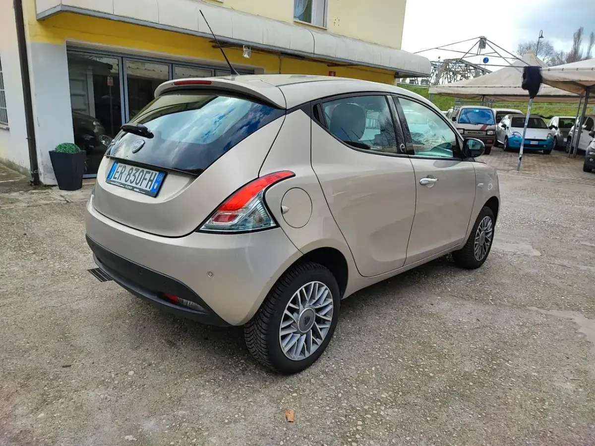 Usata Lancia Ypsilon 85 CV (62 kW) 2013 Grigio Utilitaria