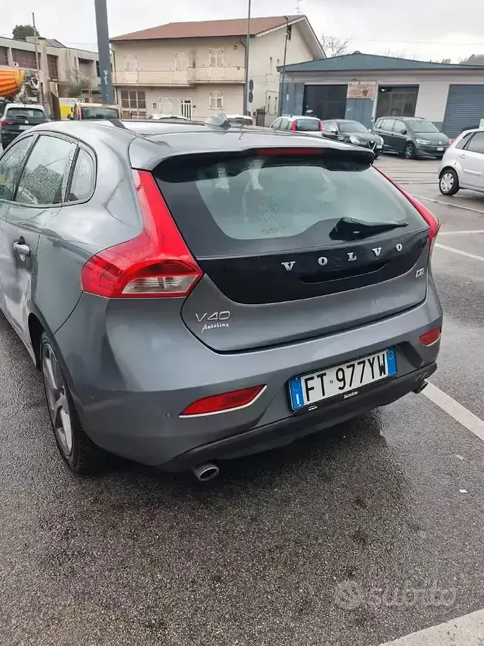Usata Volvo V40 120 CV (88 kW) 2019 Grigio Berlina