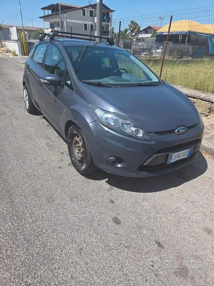 Usata Ford Fiesta 70 CV (51 kW) 2011 Grigio Berlina