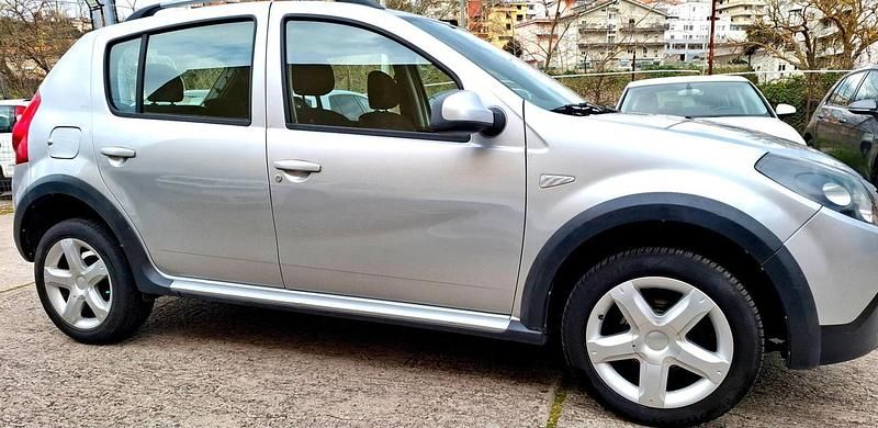 Usata Dacia Sandero Stepway 90 CV (66 kW) 2011 Argento Berlina
