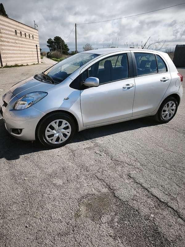 Usata Toyota Yaris Sol 90 CV (66 kW) 2010 Utilitaria