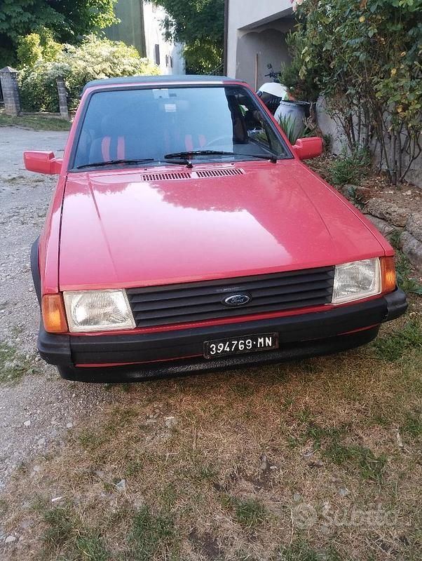 Begagnad Ford Escort Cabriolet 1985 Röd Cab