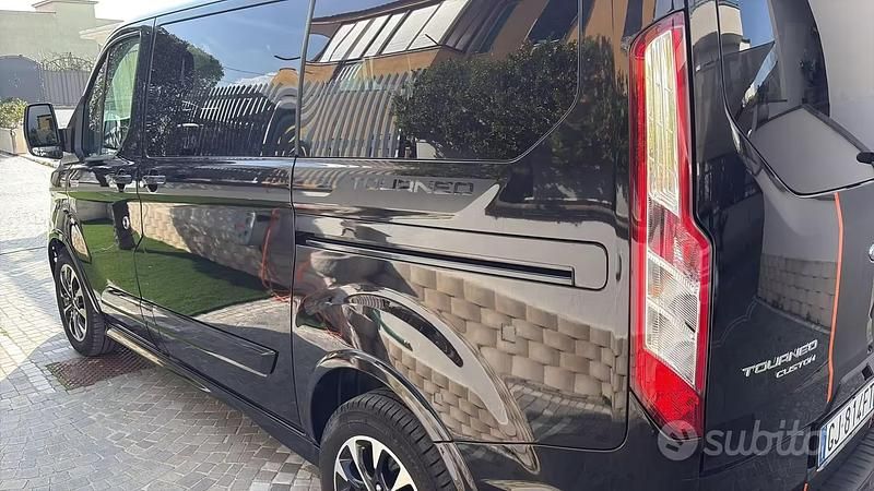Usata Ford Tourneo 185 CV (136 kW) 2022 Nero Monovolume