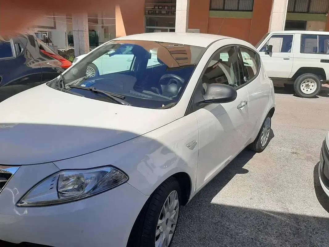 Usata Lancia Ypsilon Silver 69 CV (50 kW) 2013 Bianco Utilitaria