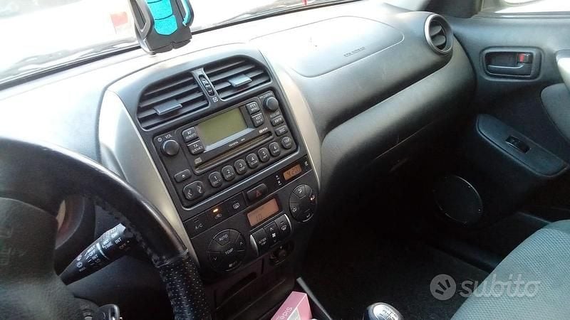 Begagnad Toyota RAV4 128 HK (94 kW) 2005 Grå SUV