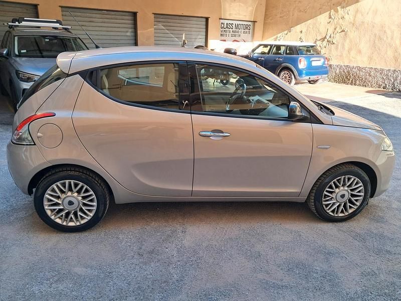 Usata Lancia Ypsilon Gold 69 CV (50 kW) 2015 Argento Utilitaria