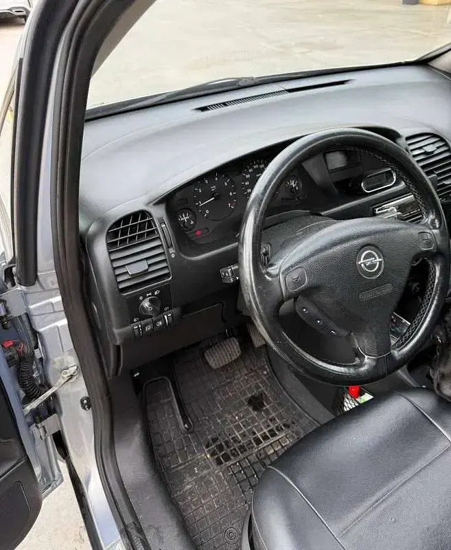 Usata Opel Zafira Elegance 125 CV (91 kW) 2002 Argento Monovolume