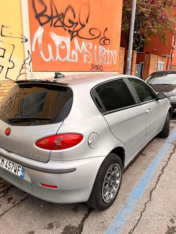 Usata Alfa Romeo 147 105 CV (77 kW) 2004 Grigio Utilitaria