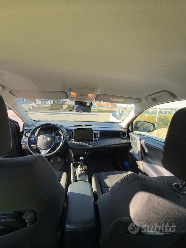 Usata Toyota RAV4 Lounge 143 CV (105 kW) 2017 SUV