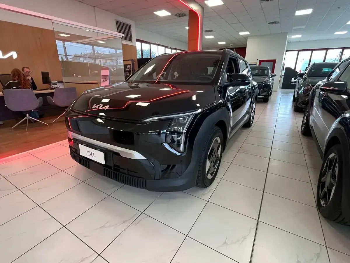 Nuova Kia EV3 Air 150 kW (204 CV) 2026 Aurora black SUV