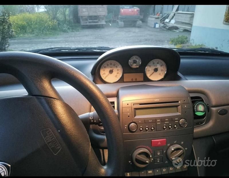 Usata Lancia Ypsilon 70 CV (51 kW) 2005 Grigio Utilitaria
