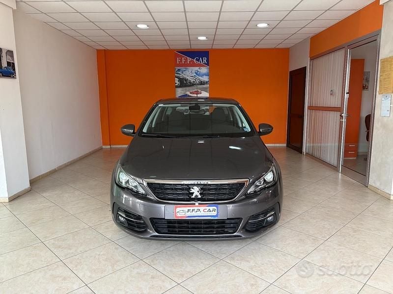 Usado Peugeot 308 Allure 120 CV (88 kW) 2018 Gris Familiar