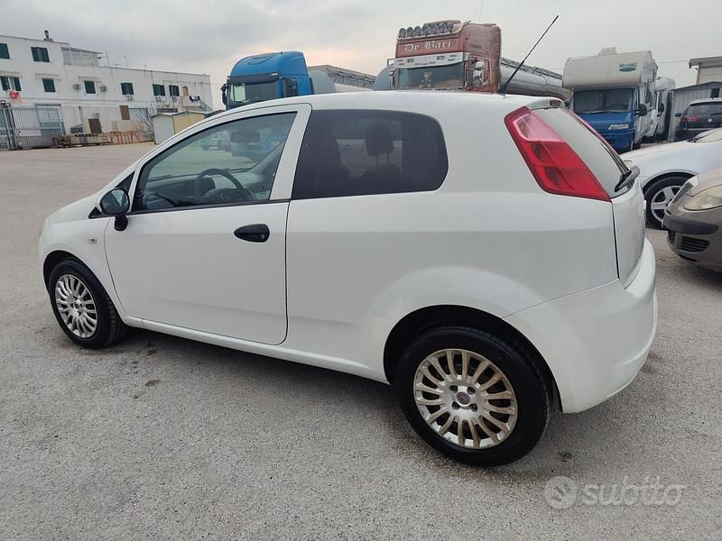 Usata Fiat Punto 75 CV (55 kW) 2011 Bianco Utilitaria