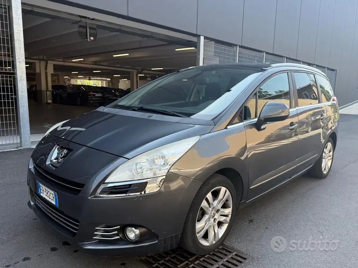 Usata Peugeot 5008 120 CV (88 kW) 2013 Grigio Monovolume