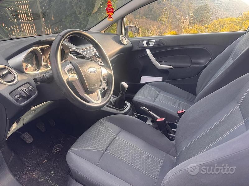 Usata Ford Fiesta Titanium 70 CV (51 kW) 2012 Bianco Berlina