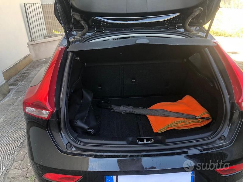 Usata Volvo V40 120 CV (88 kW) 2018 Nero Station wagon