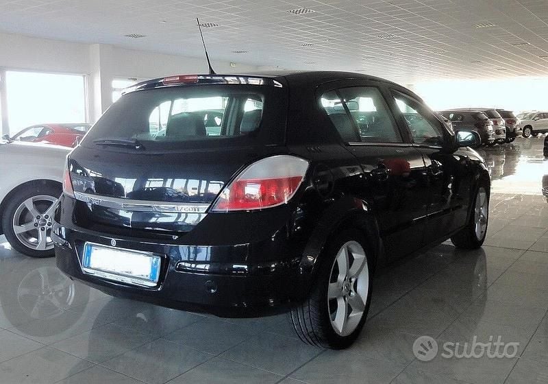 Usata Opel Astra Cosmo 101 CV (74 kW) 2006 Nero Berlina