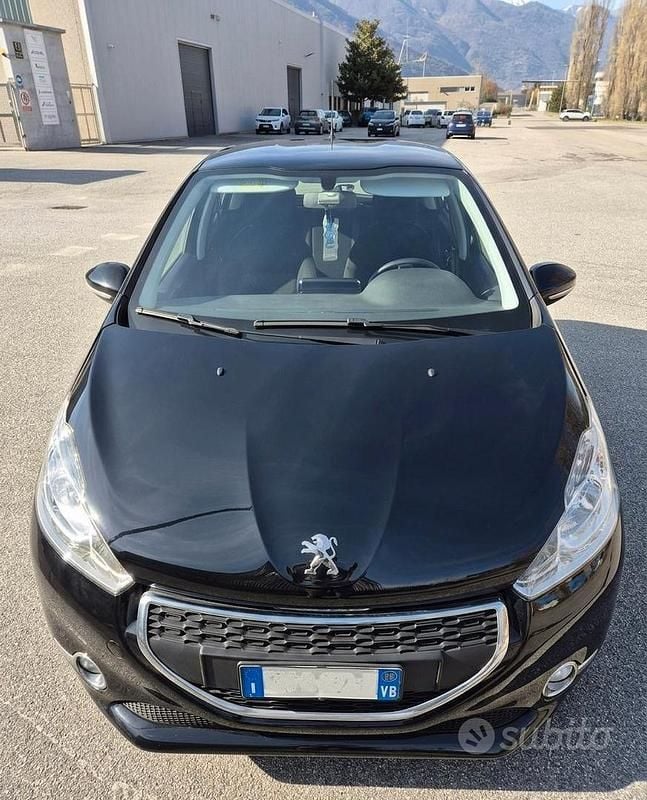 Usata Peugeot 208 68 CV (50 kW) 2015 Nero Utilitaria