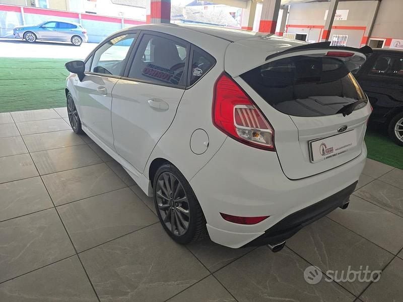 Usata Ford Fiesta 75 CV (55 kW) 2017 Bianco Berlina