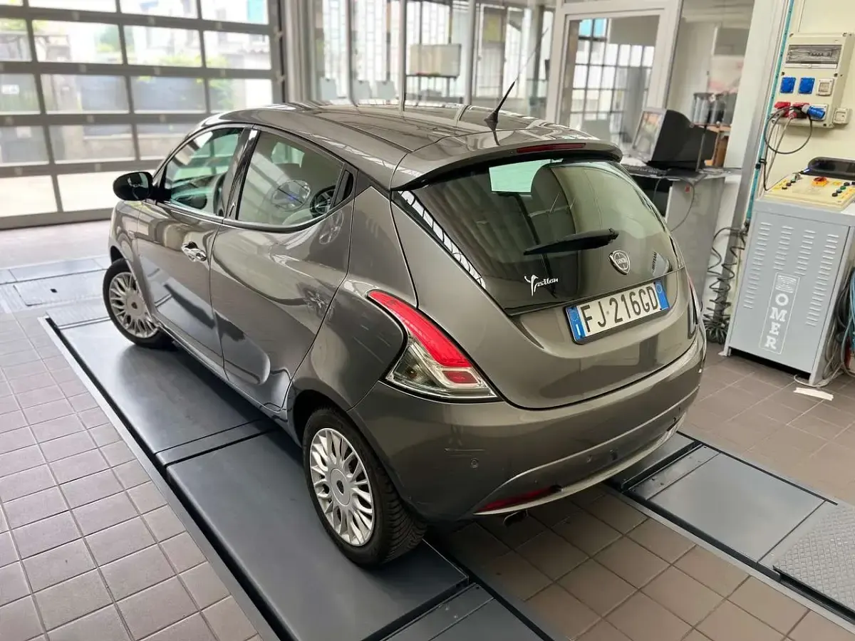 Usata Lancia Ypsilon Silver 69 CV (50 kW) 2017 Grigio Utilitaria