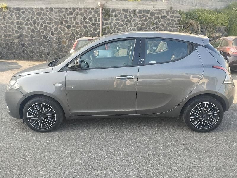 Usata Lancia Ypsilon 69 CV (50 kW) 2018 Grigio Utilitaria