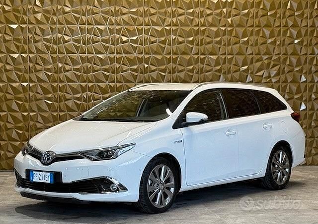 Usata Toyota Auris Touring Sports Lounge 99 CV (72 kW) 2016 Bianco Station wagon
