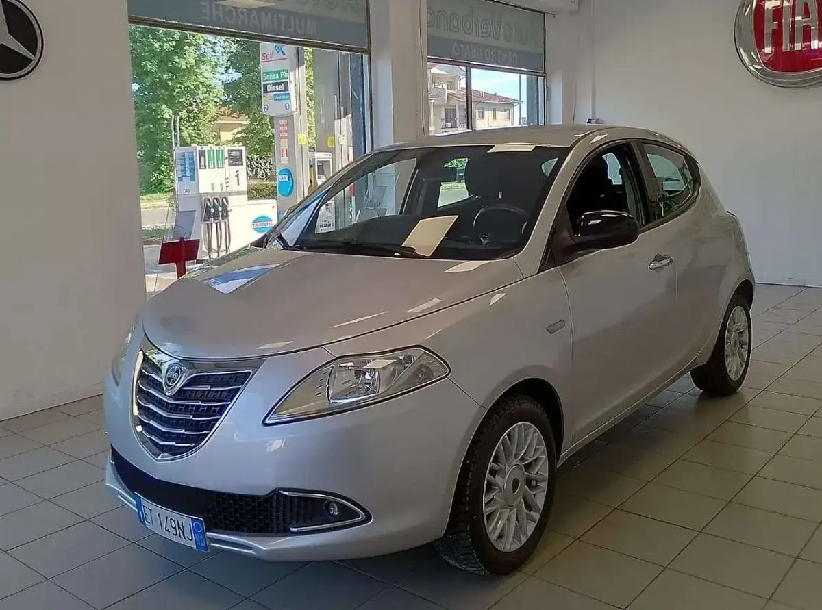 Usata Lancia Ypsilon 86 CV (63 kW) 2014 Argento Utilitaria