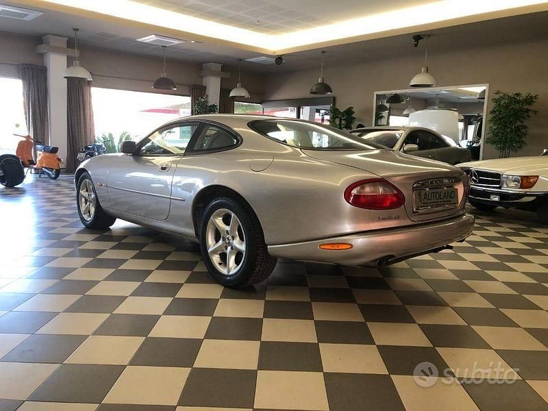 Usata Jaguar XK8 284 CV (208 kW) 2000 Grigio Coupé