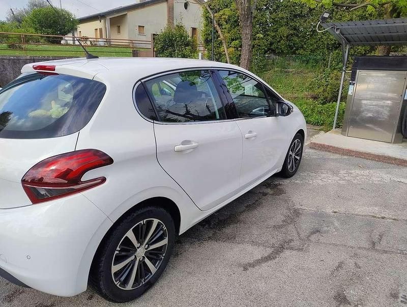 Usata Peugeot 208 Allure 75 CV (55 kW) 2017 Utilitaria
