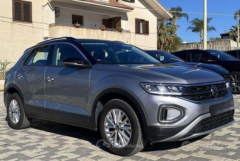 Usata VW T-Roc Life 116 CV (85 kW) 2023 Nero SUV