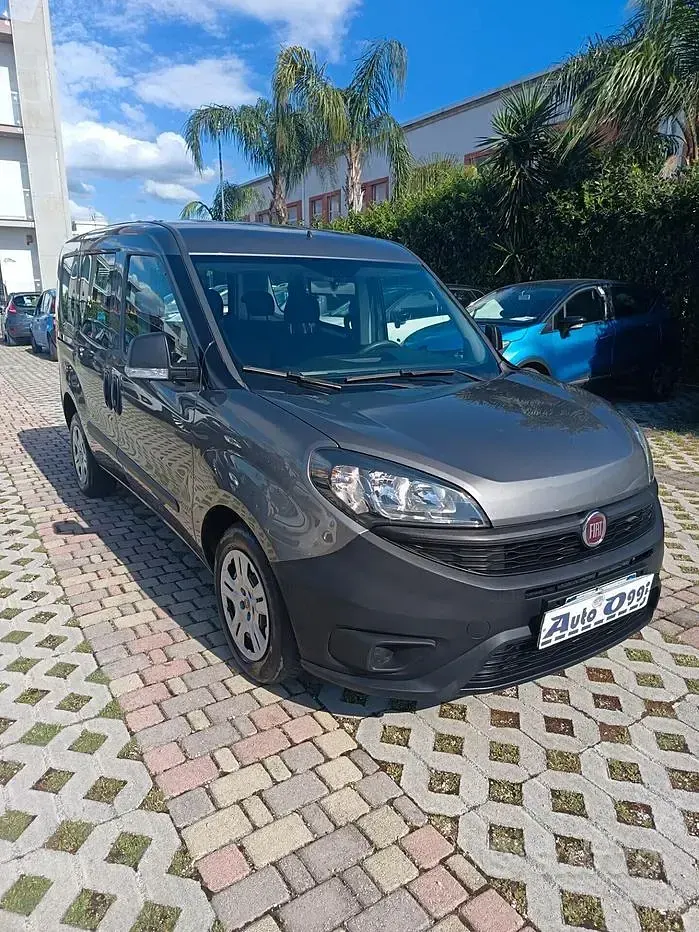 Usata Fiat Doblò Easy 90 CV (66 kW) 2022 Grigio Monovolume