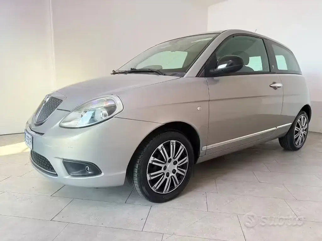 Usata Lancia Ypsilon 69 CV (50 kW) 2011 Oro Utilitaria