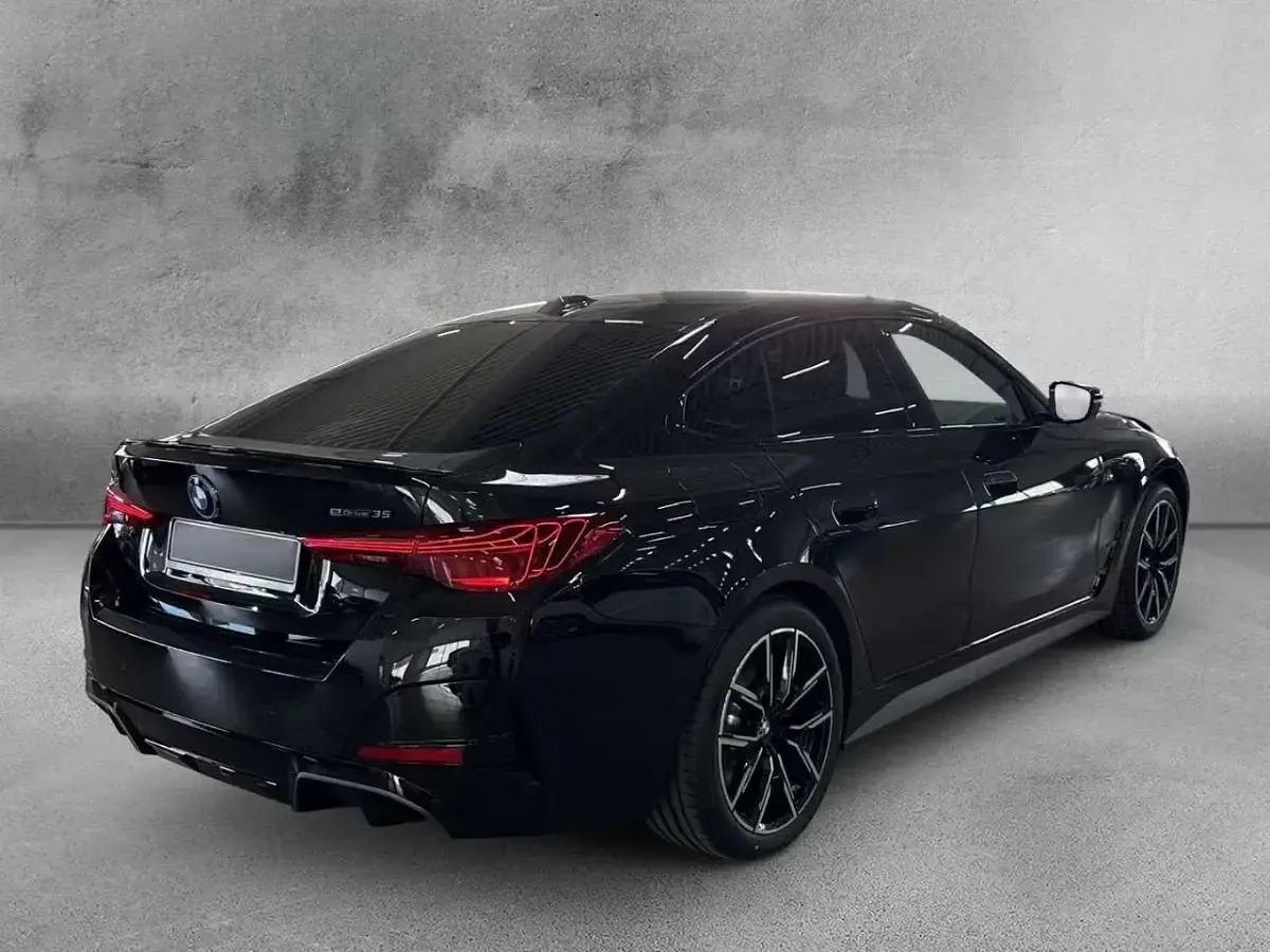 Usata BMW i4 M Sport 210 kW (286 CV) 2025 Black sapphire metallic Berlina