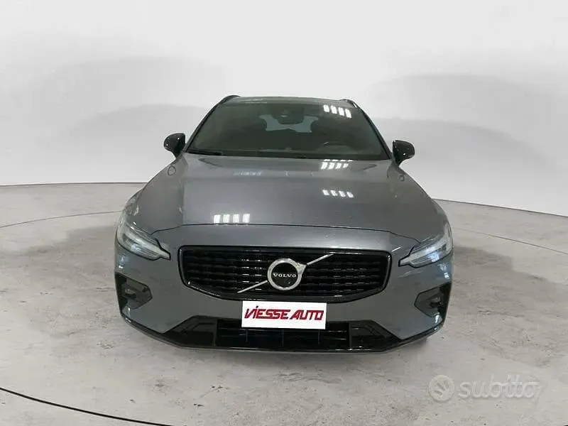 Usata Volvo V60 R-Design 250 CV (183 kW) 2021 Grigio Station wagon