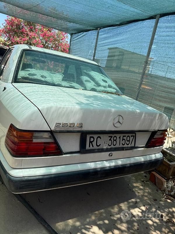 Usata Mercedes E250 90 CV (66 kW) 1988 Bianco Berlina