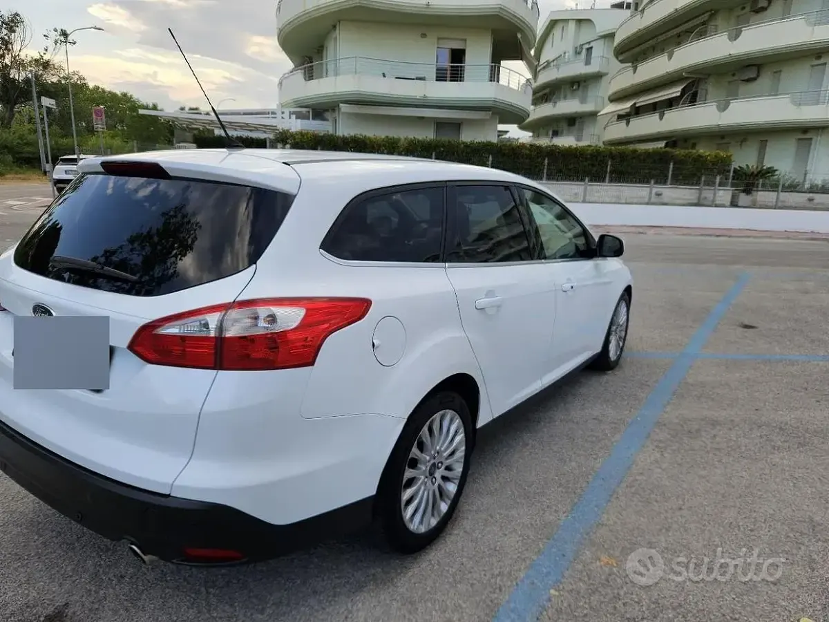 Usata Ford Focus 163 CV (119 kW) 2012 Bianco Station wagon