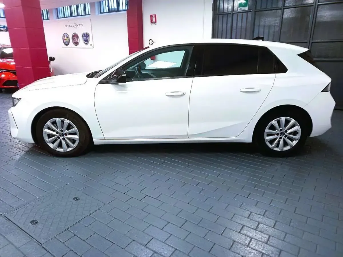 Usata Opel Astra Edition 131 CV (96 kW) 2023 Bianco Utilitaria