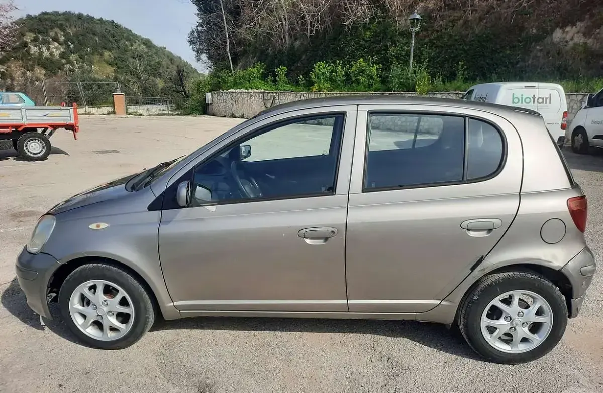 Usata Toyota Yaris 65 CV (47 kW) 2005 Argento Utilitaria