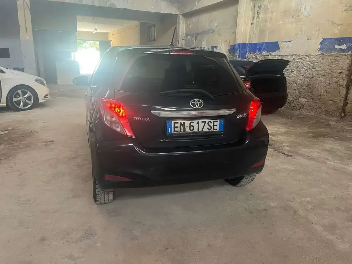 Usata Toyota Yaris Lounge 90 CV (66 kW) 2012 Nero Utilitaria