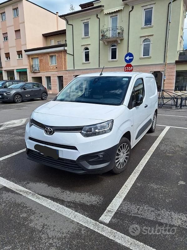 Bianco Usata 2022 Toyota Proace City City Monovolume | 15.000 € (Molto cara) - Immagine 1/4
