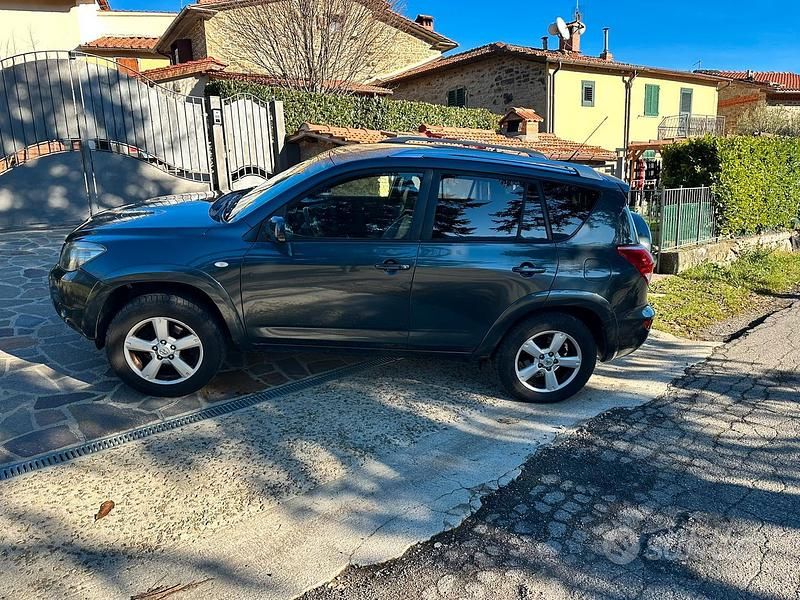 Grigio Usata 2006 Toyota RAV4 SUV | 5400 € (Buon prezzo) - Immagine 1/4