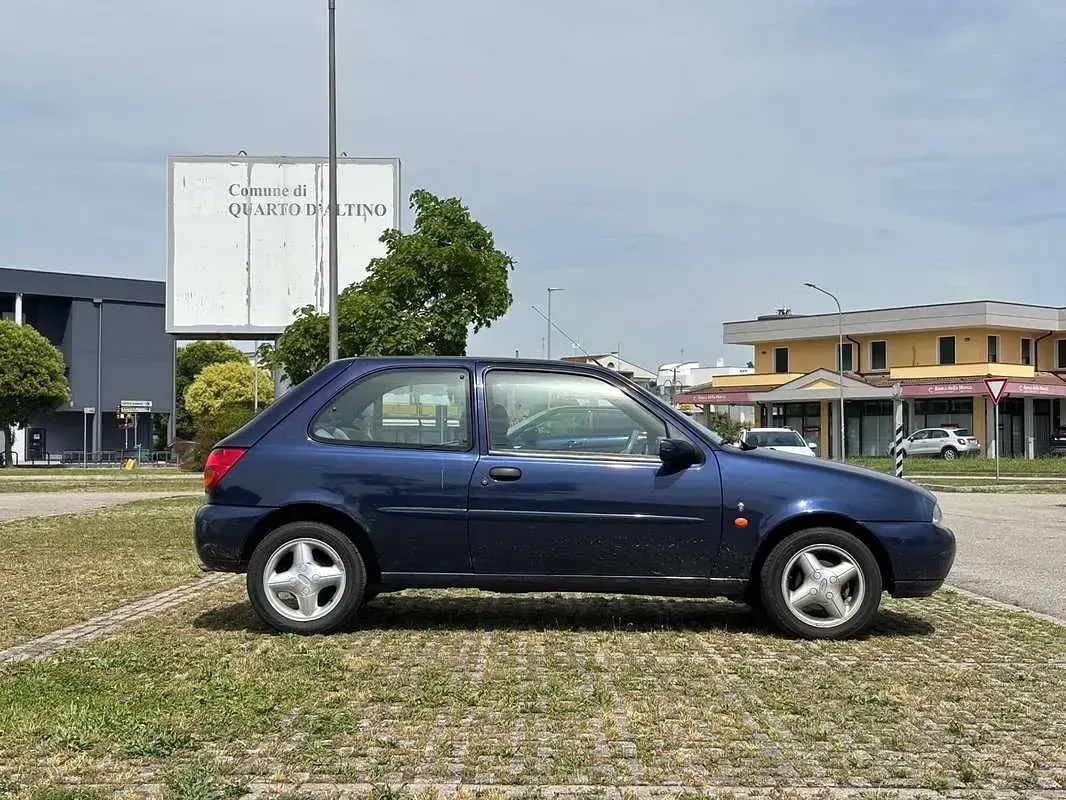 Usata Ford Fiesta Ghia 75 CV (55 kW) 1998 Blu/azzurro Utilitaria