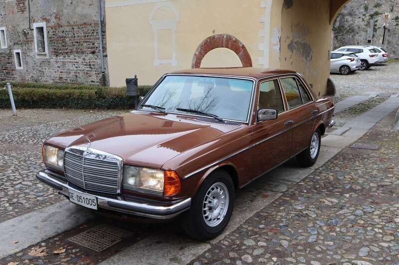 Usata Mercedes 280 109 CV (80 kW) 1976 Marrone Berlina