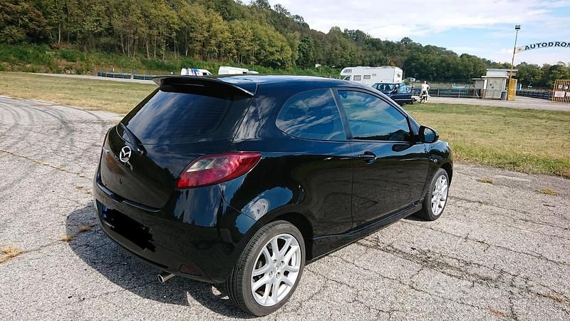 Usata Mazda 2 Sporty 84 CV (61 kW) 2011 Nero Utilitaria