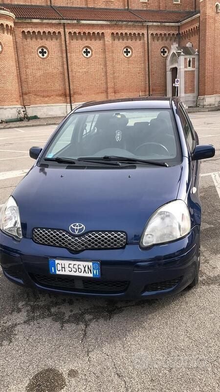 Blu/azzurro Usata 2003 Toyota Yaris Sol Tre volumi | 3000 € (Molto cara) - Immagine 1/4