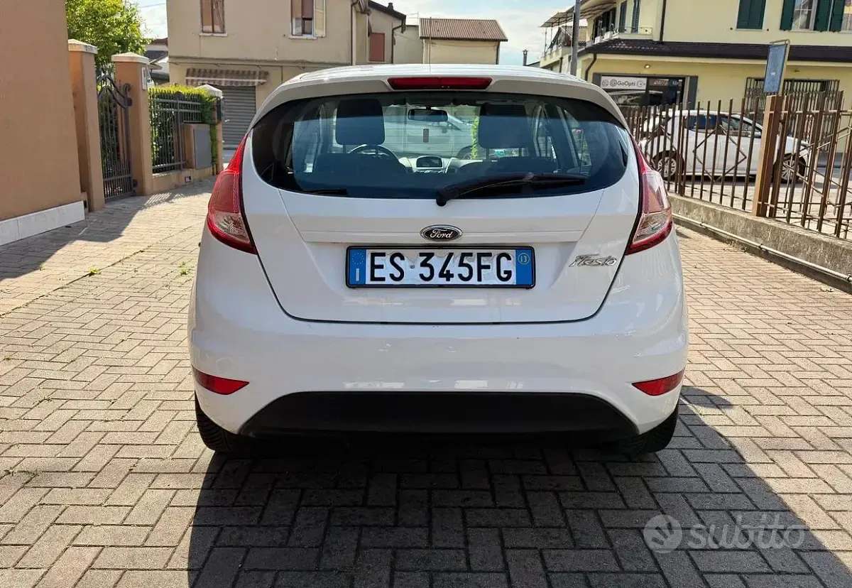 Usata Ford Fiesta 60 CV (44 kW) 2013 Bianco Berlina