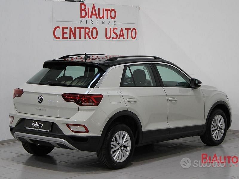 Usata VW T-Roc Life 116 CV (85 kW) 2023 Argento SUV