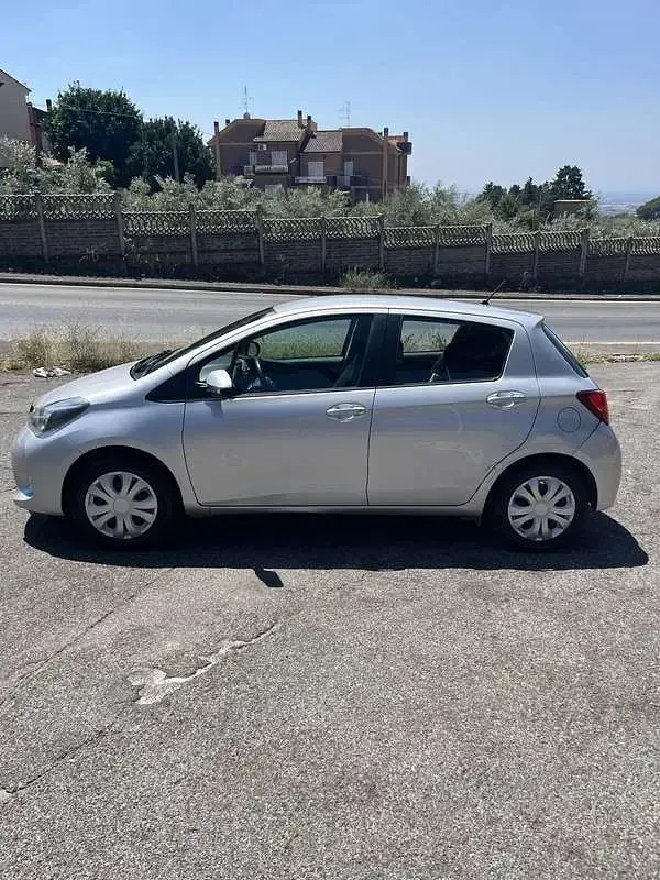 Usata Toyota Yaris Active 69 CV (50 kW) 2014 Argento Utilitaria