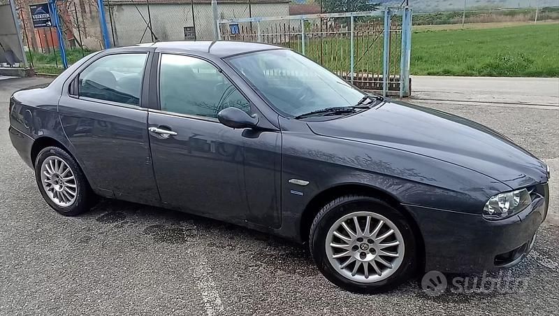 Usata Alfa Romeo 156 Distinctive 116 CV (85 kW) 2004 Grigio Berlina