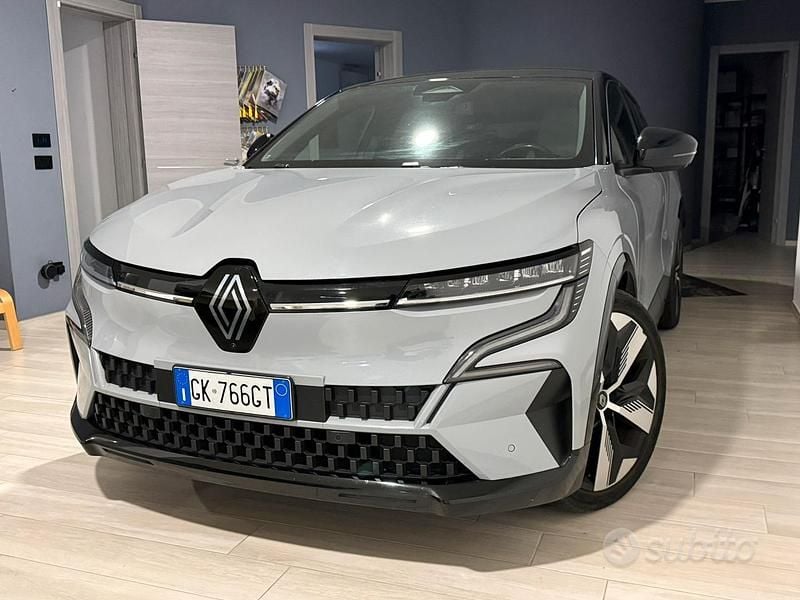 Grigio Usata 2023 Renault Megane E-Tech Tre volumi | 22.999 € (Buon prezzo) - Immagine 1/4